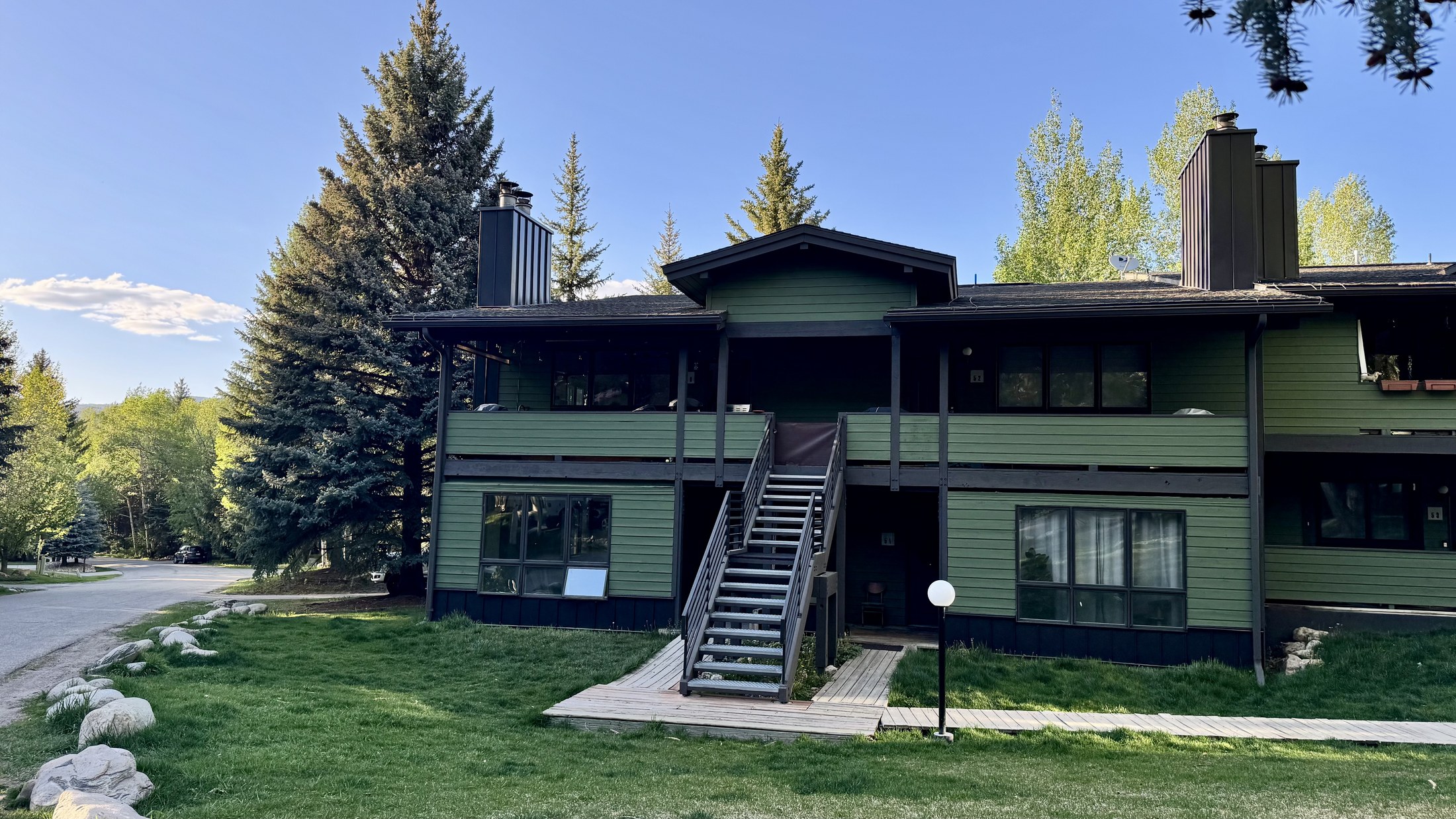 Building H exterior at Par Six Condominiums showing recent exterior repaint and new metal siding.